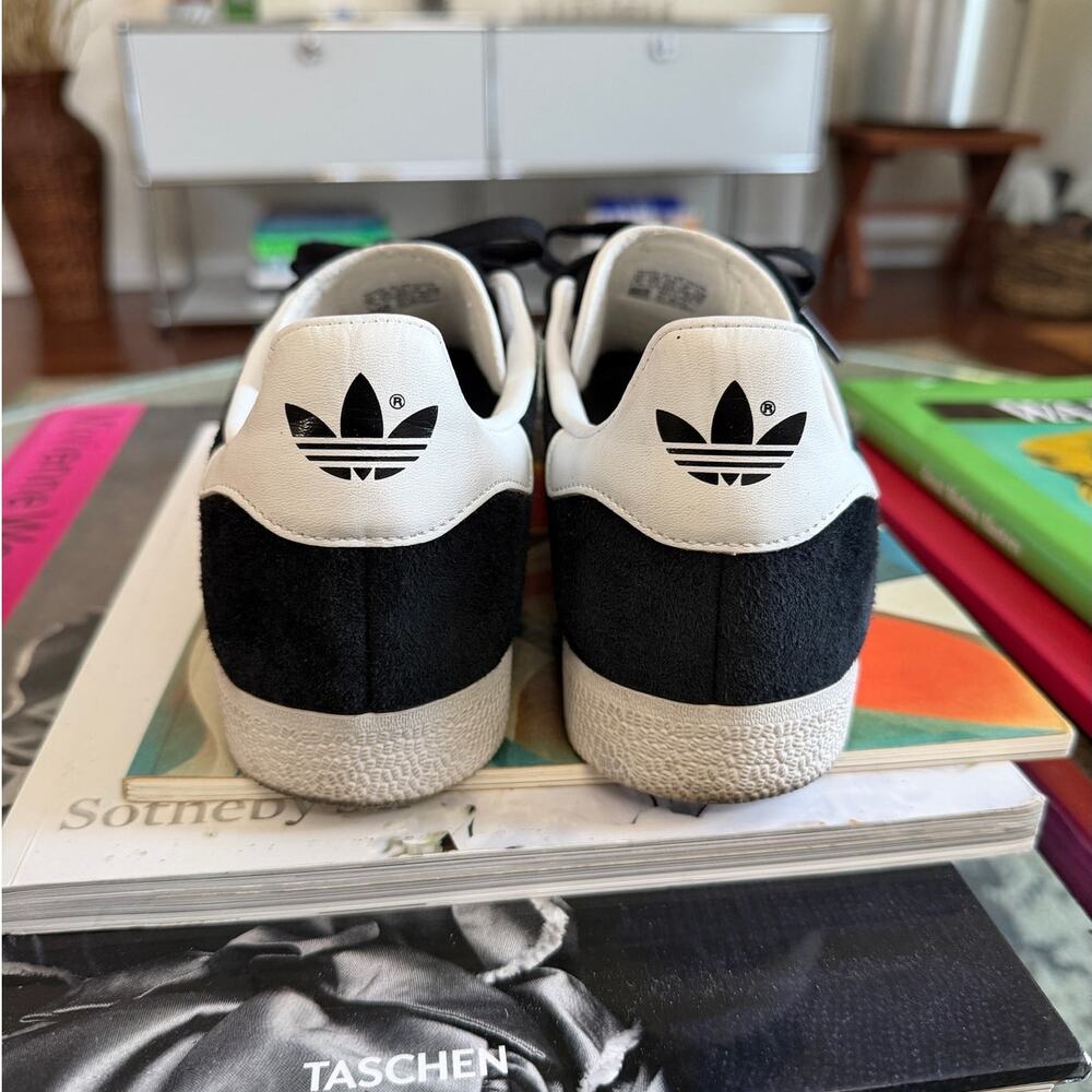 Adidas Originals Men's Gazelle Sneakers Black White BB5476 - Picture 2 of 5